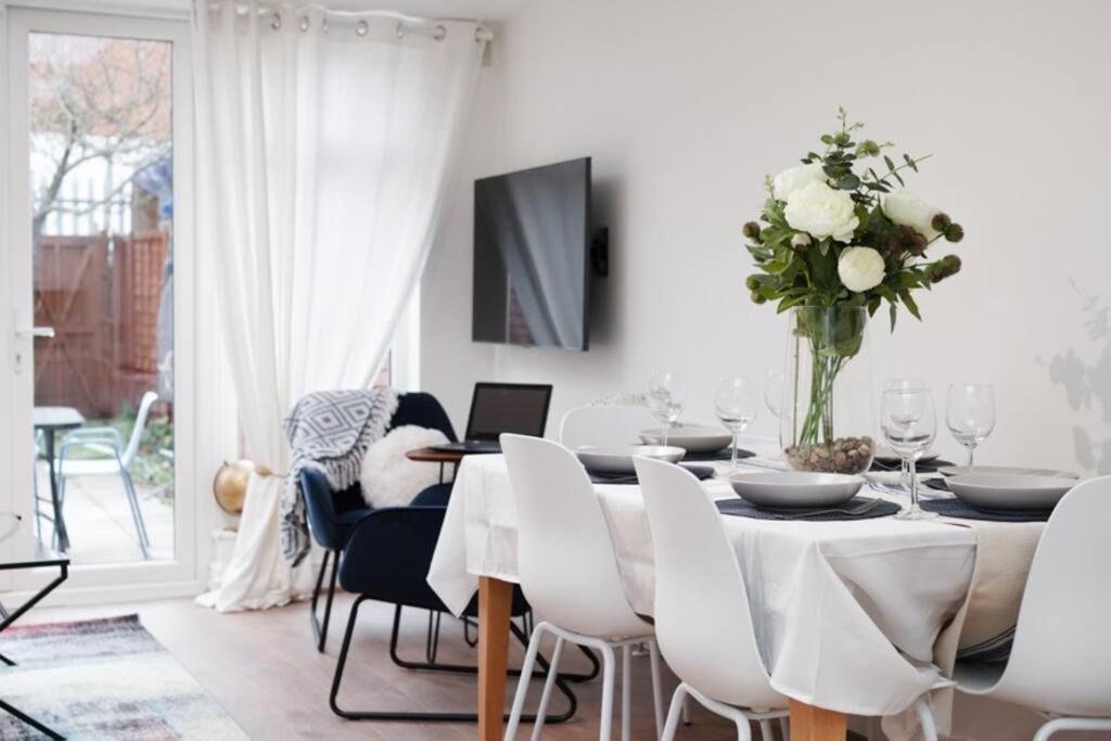 Newly Renovated Modern 4 Bed 3 Bath * Londen