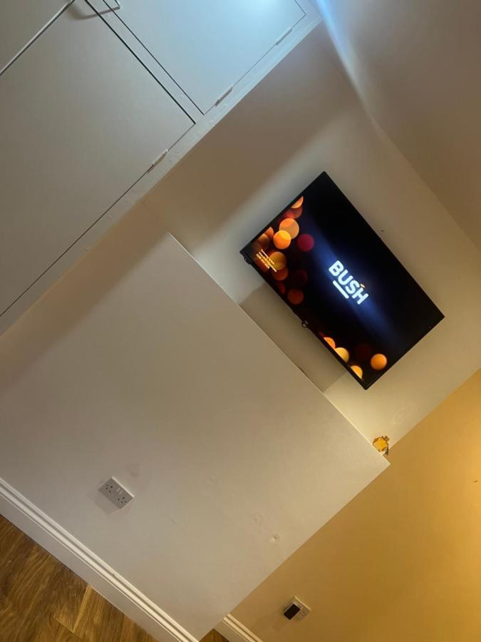 Large Modern Studio Flat *