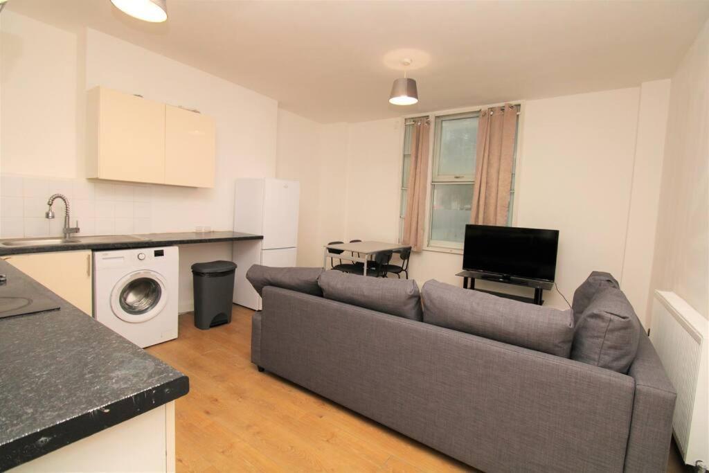 Ideal 2 Bed Flat Close To City Appartement *