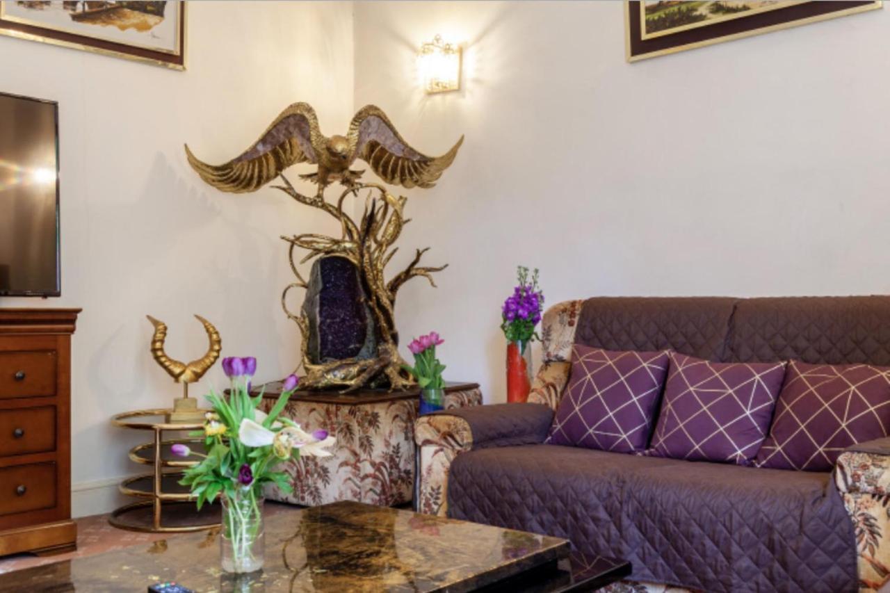 Large 3 Bed In Kensington Gardens