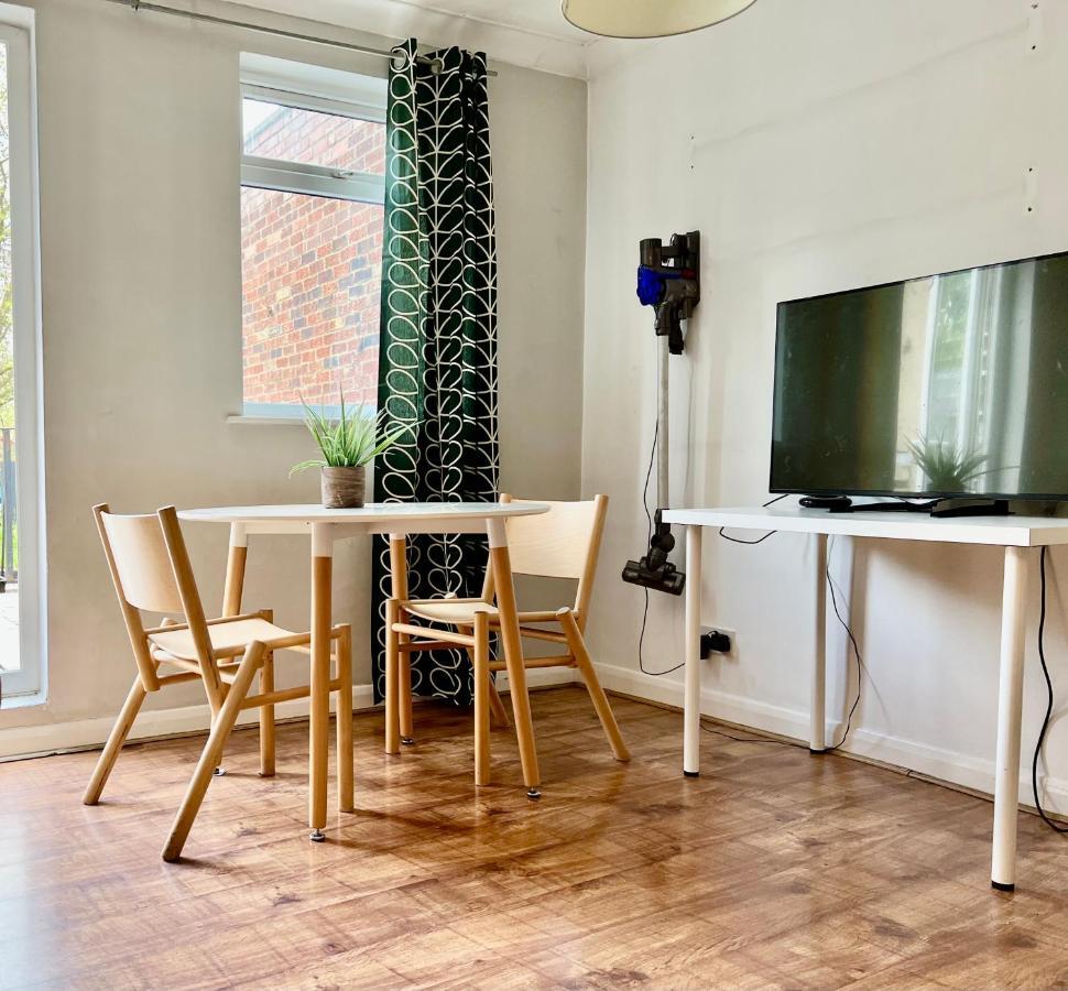 Large Balcony Opposite Rail Station Apartamento *