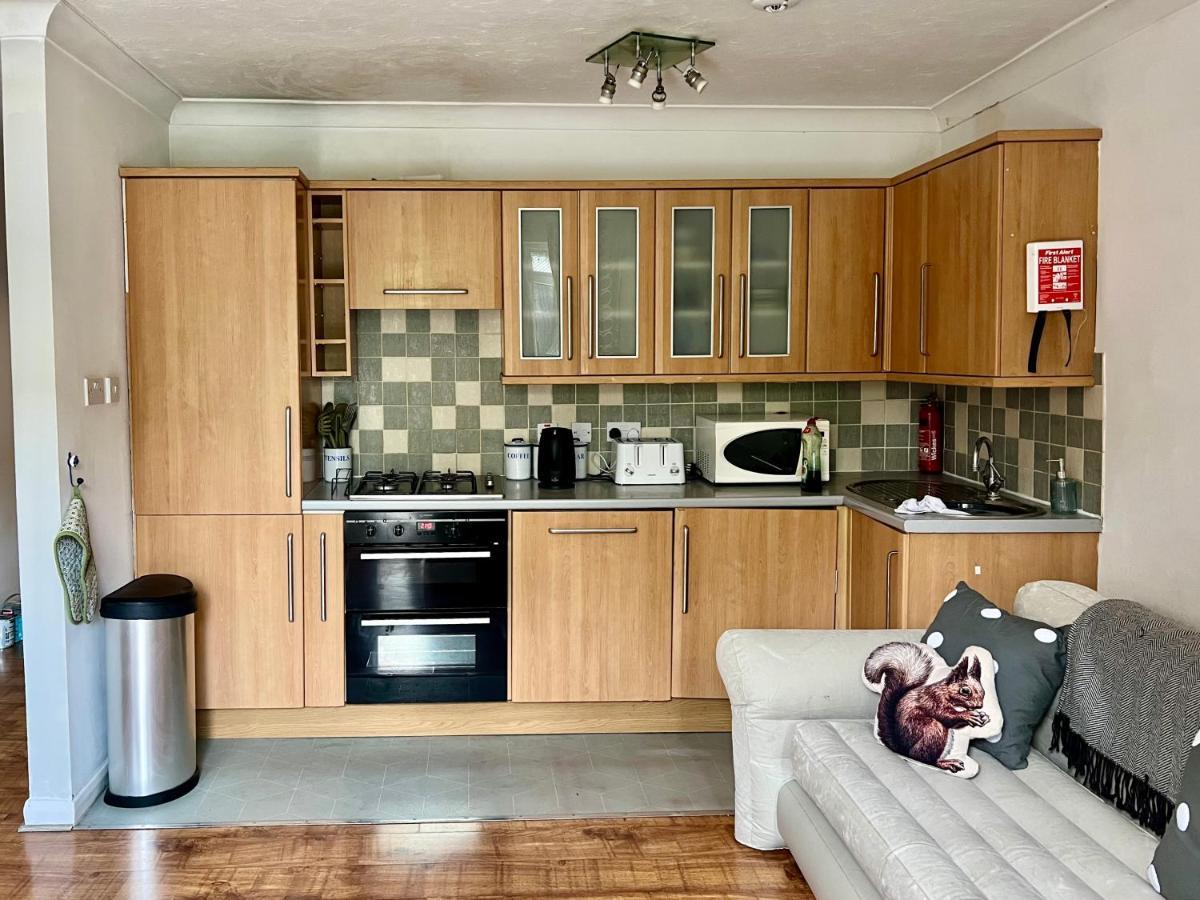 Large Balcony Opposite Rail Station Apartamento Londres