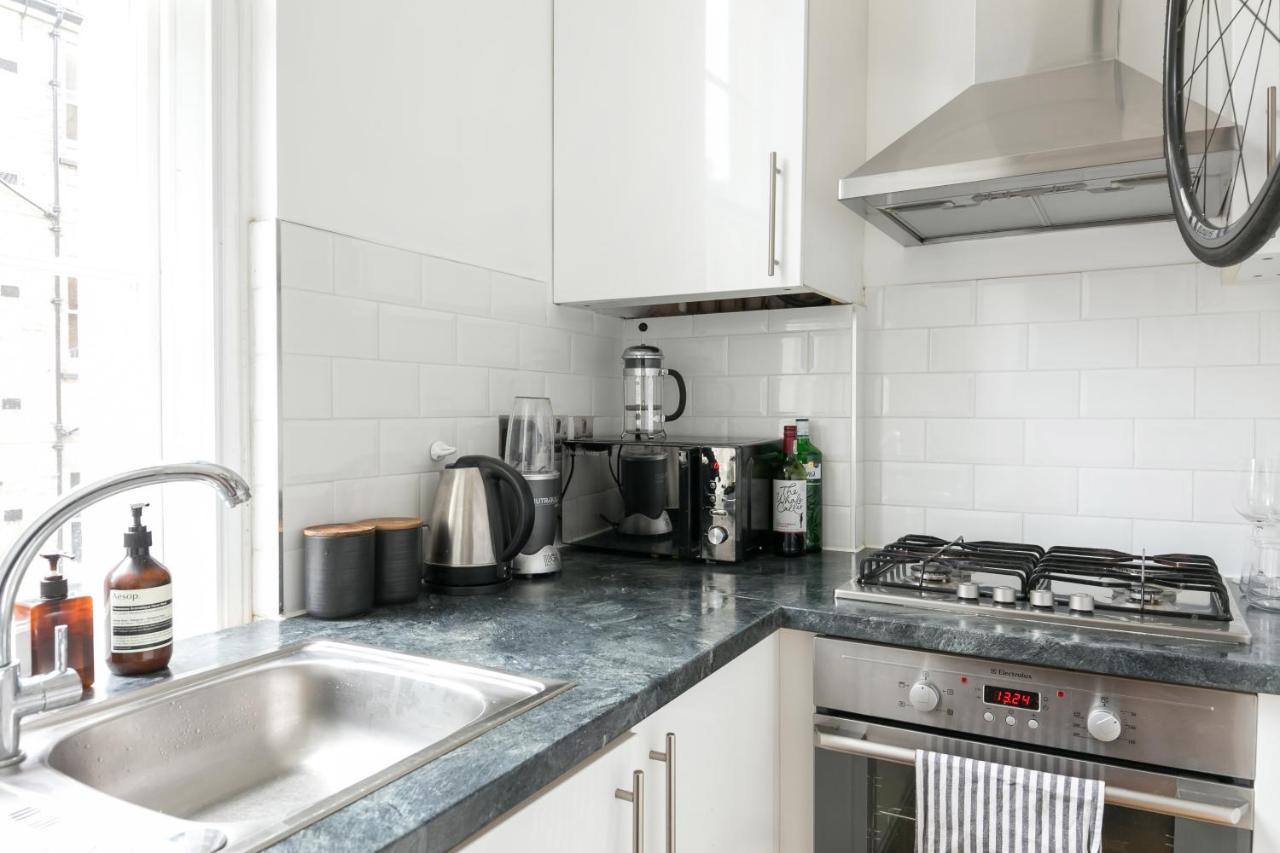 Apartment Light Filled With View Of Regents Park London