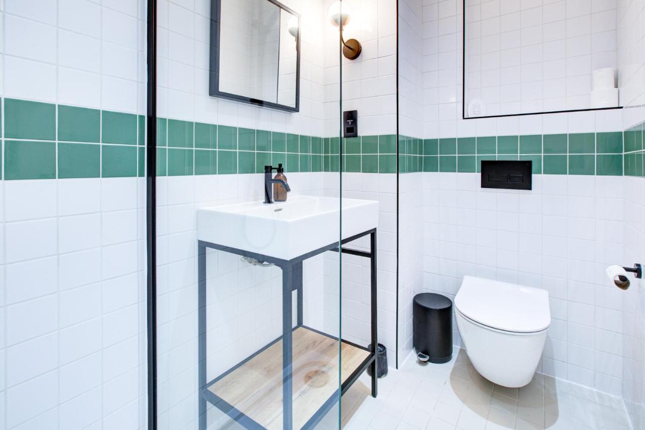 Stylish 1br Unit, Super Fast Internet, Gated Complex - Near Queen's Park!