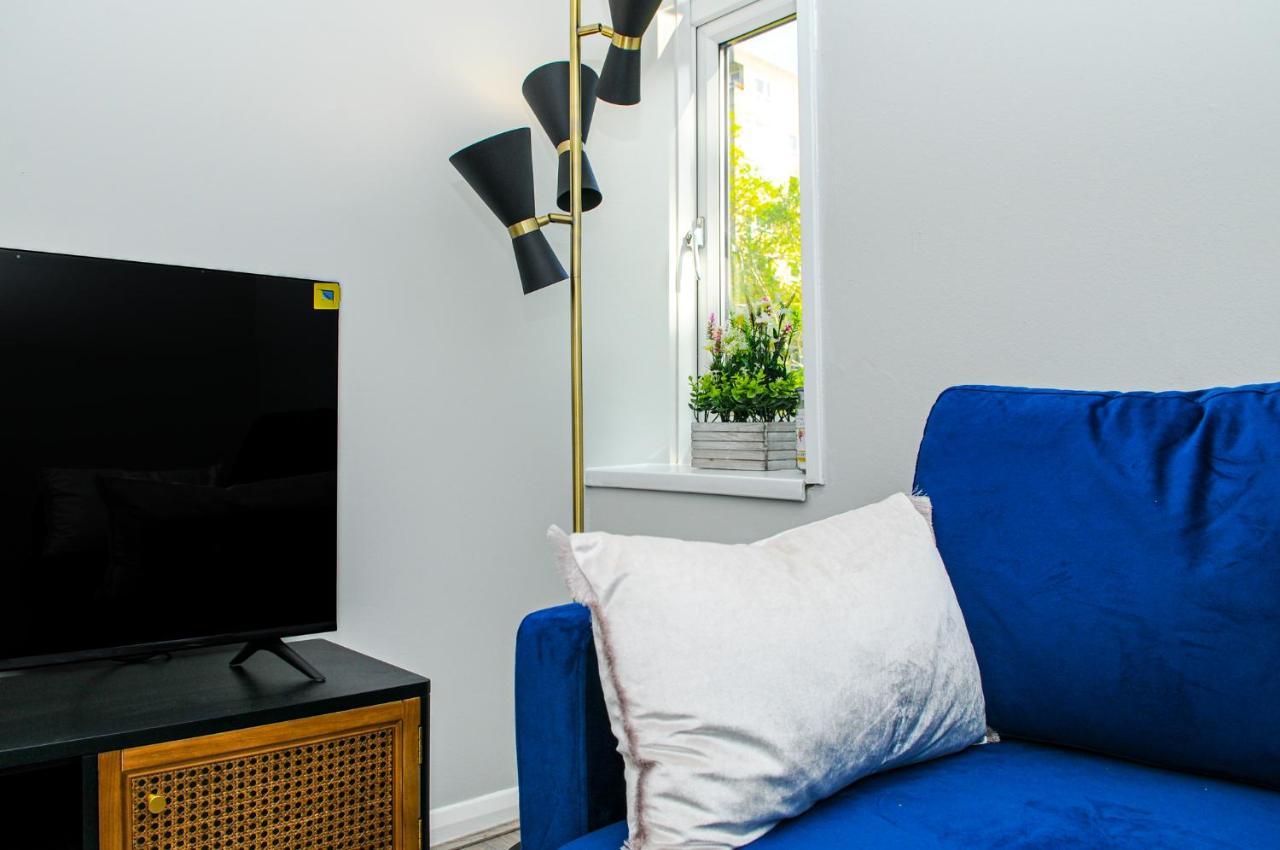 Greater London, 1 Bed Flat, Parking, Nr Metro Stations, 15mins To * London