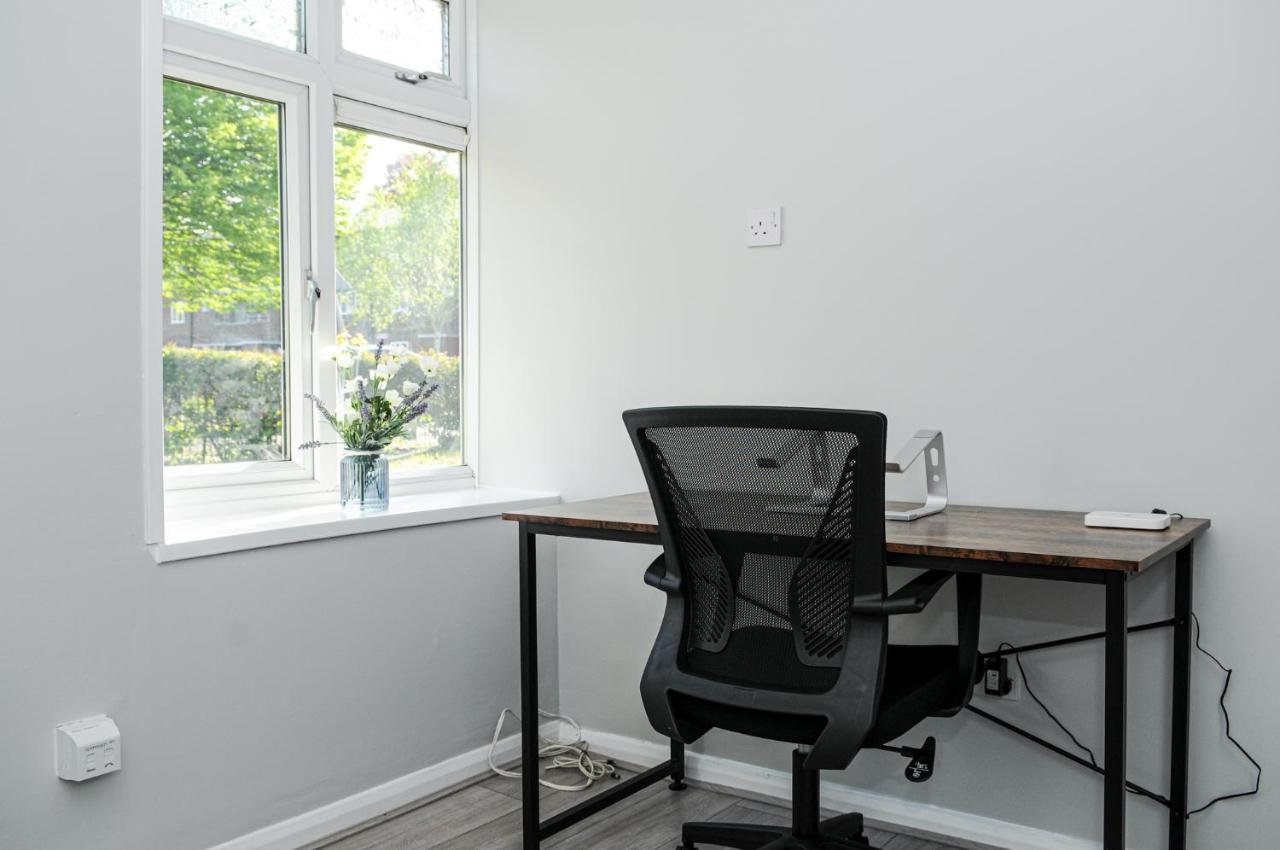 Apartment Greater London, 1 Bed Flat, Parking, Nr Metro Stations, 15mins To