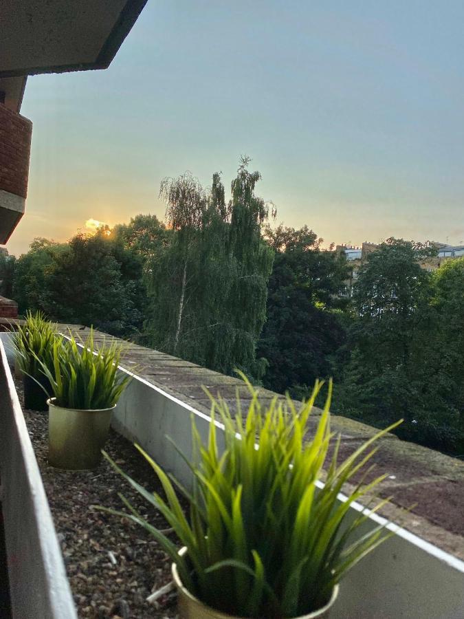 Apt- Balcony-kensington- 24 7 Security Appartement