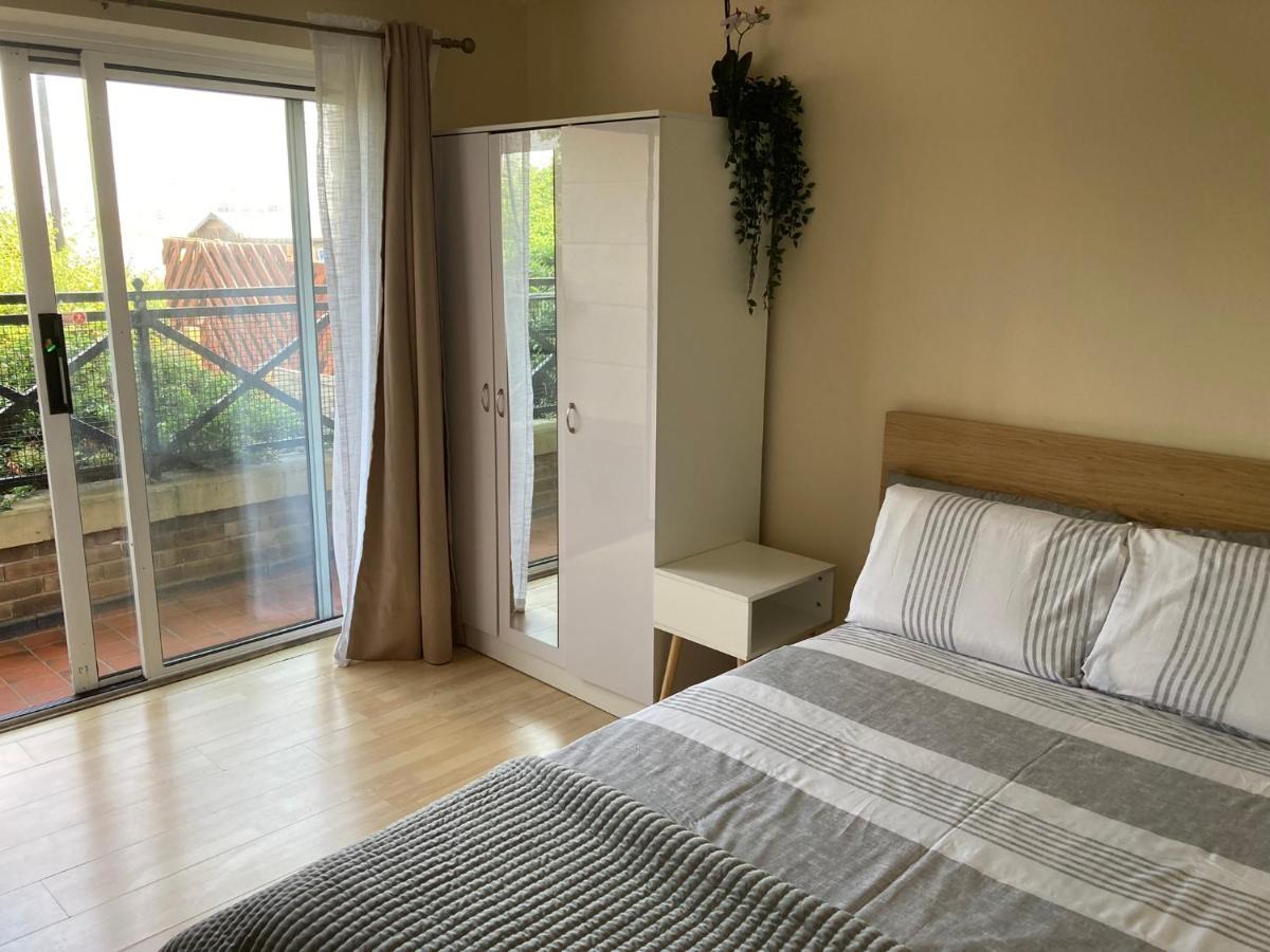 Comfortable With Private Balcony And Shared House Habitación en casa particular *