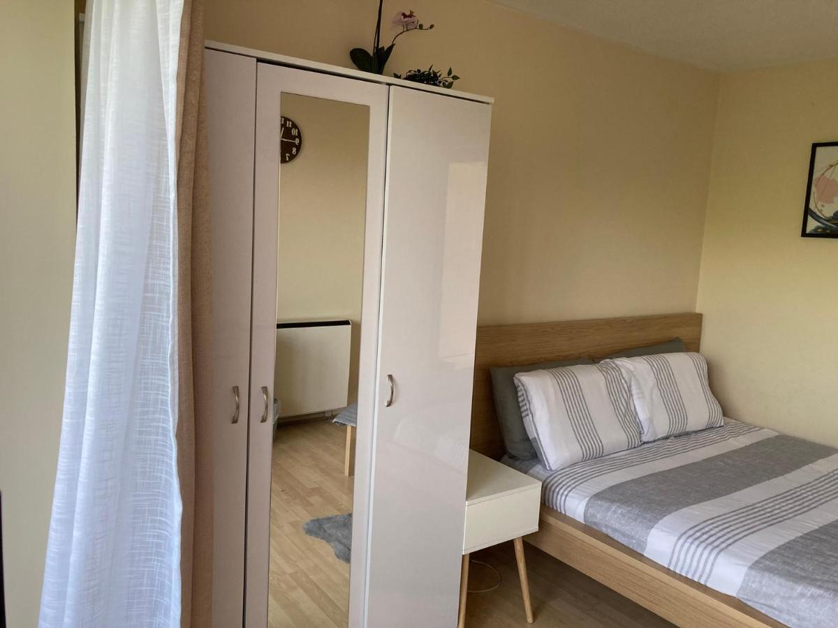 Comfortable With Private Balcony And Shared House Londres