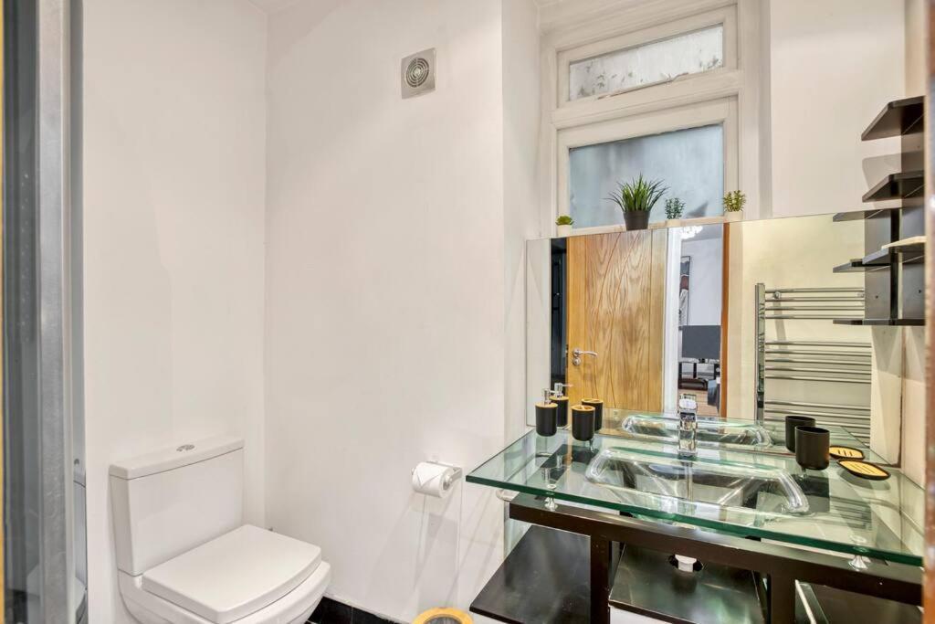 Spacious 3 Bed Apt- Earls Court Apartment *