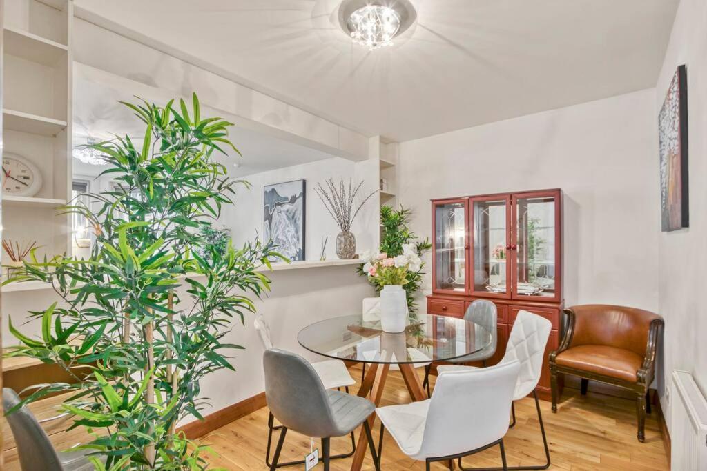 Spacious 3 Bed Apt- Earls Court Apartment London