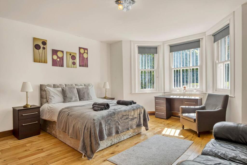 Apartment Spacious 3 Bed Apt- Earls Court London