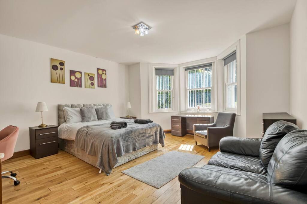 Spacious 3 Bed Apt- Earls Court * London