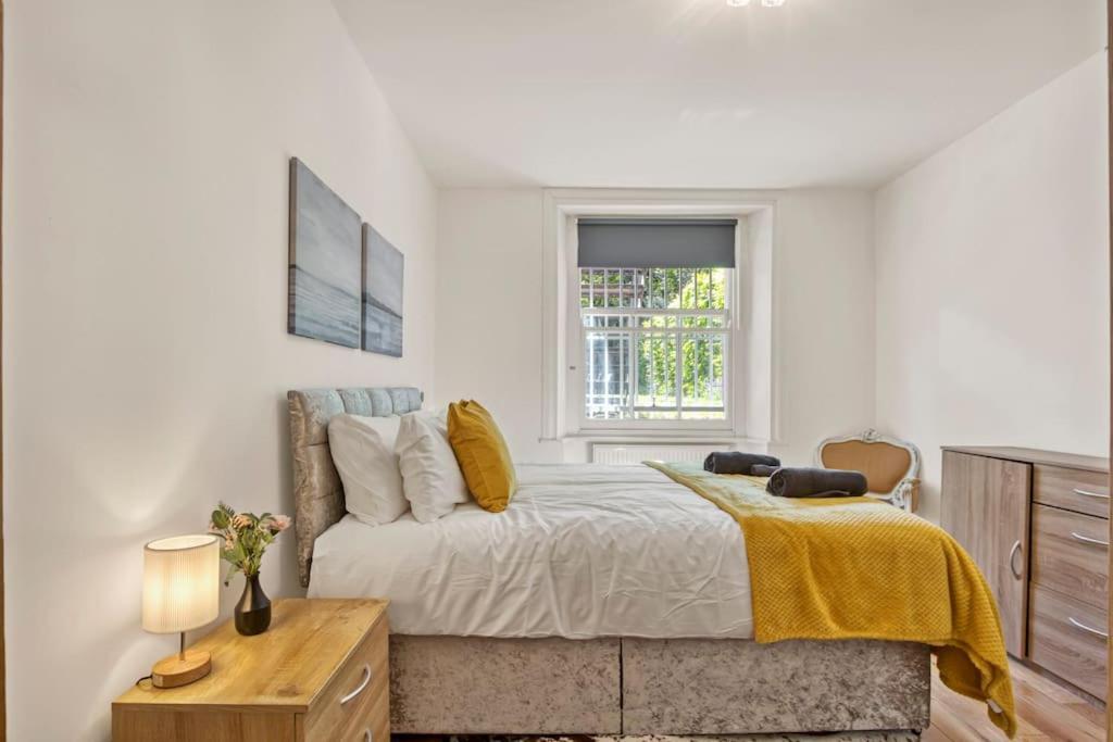 Spacious 3 Bed Apt- Earls Court Apartment *