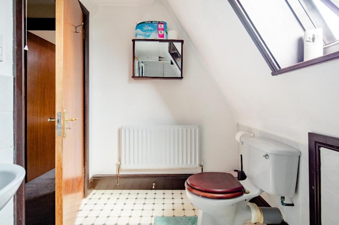 Spacious 2 Mins From Station Pensión Londres