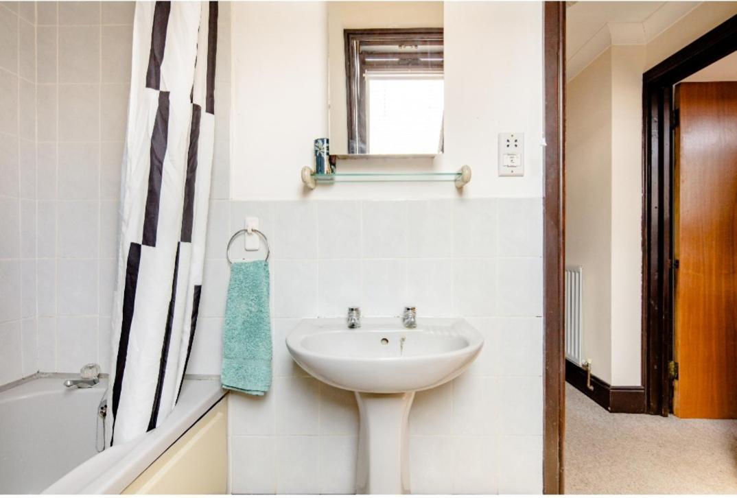 Spacious 2 Mins From Station Pensión *