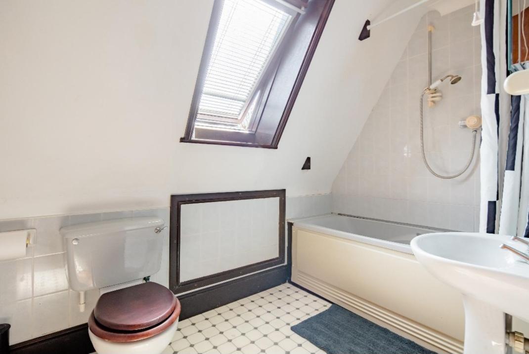 Spacious 2 Mins From Station Londres