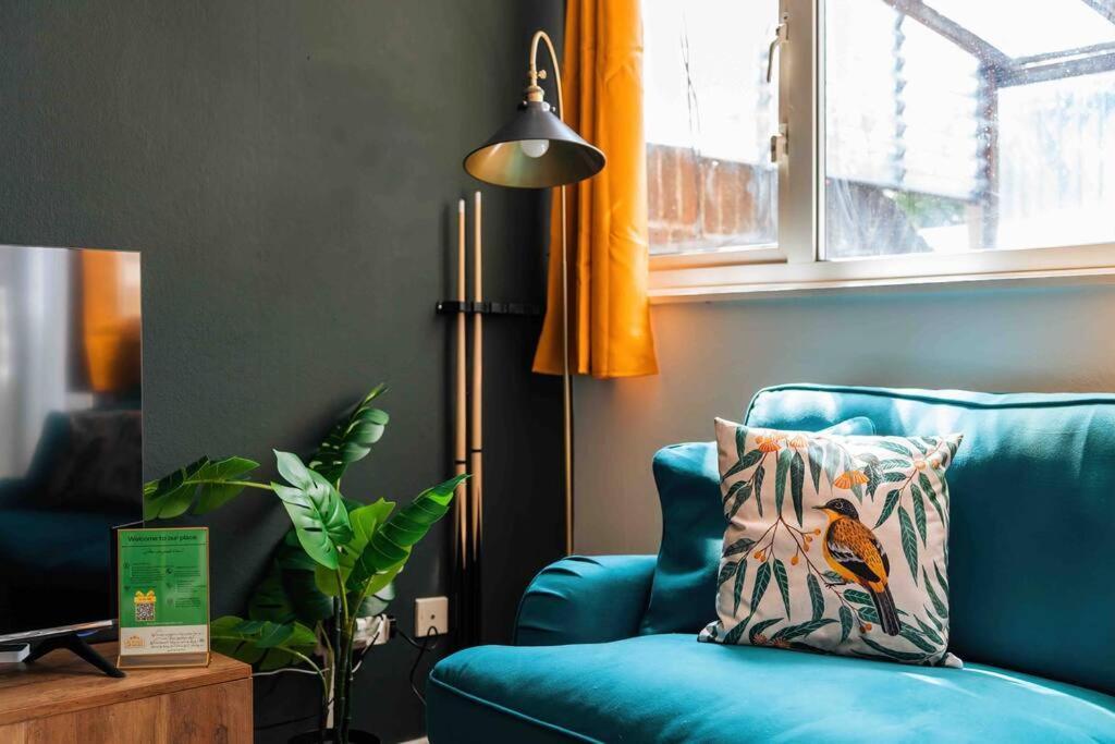 Contractor Base With Pool Table * Londres