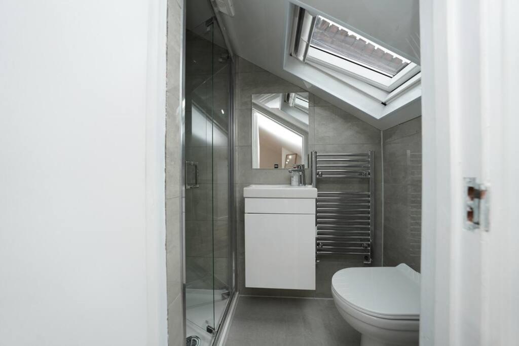 Newly Renovated Modern 4 Bed 3 Bath *