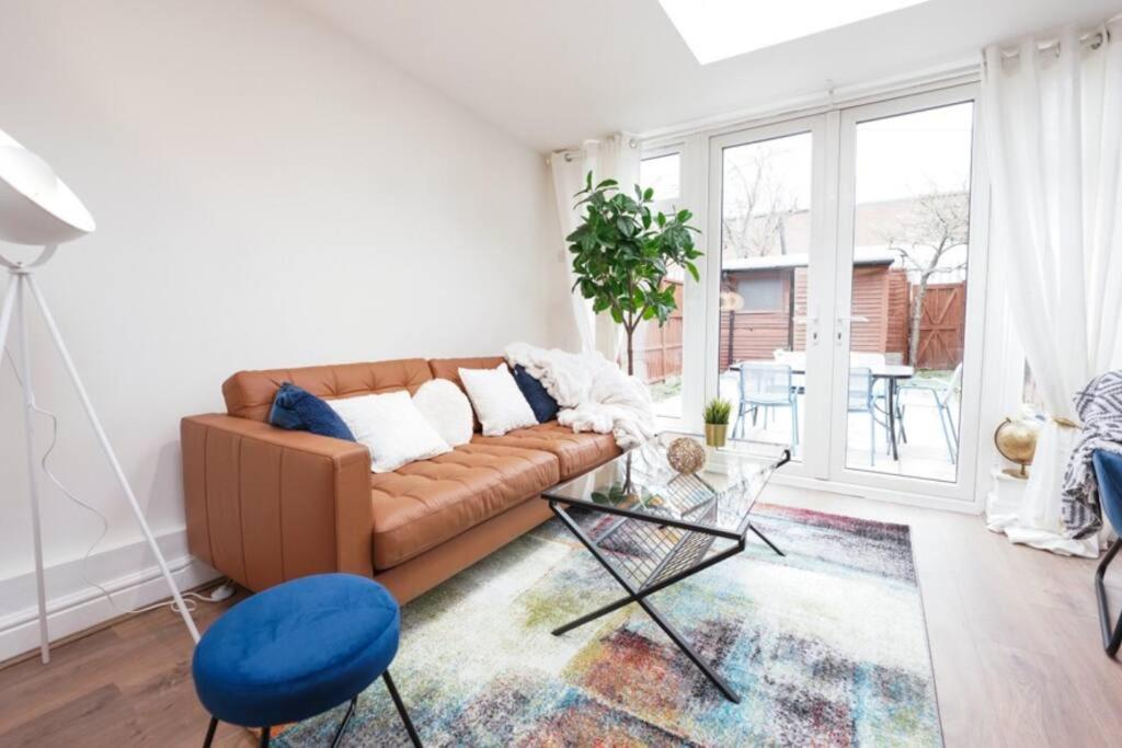 Newly Renovated Modern 4 Bed 3 Bath Londen