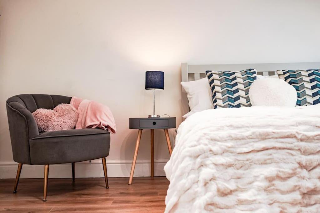 Newly Renovated Modern 4 Bed 3 Bath Appartement *