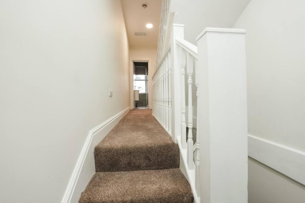Apartment Newly Renovated Modern 4 Bed 3 Bath