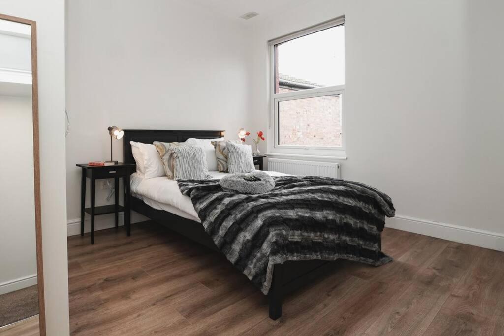 Newly Renovated Modern 4 Bed 3 Bath * Londen