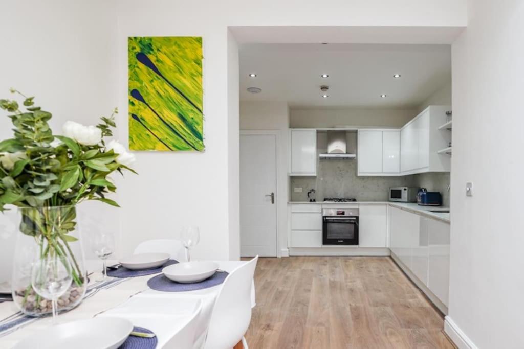 Apartment Newly Renovated Modern 4 Bed 3 Bath *