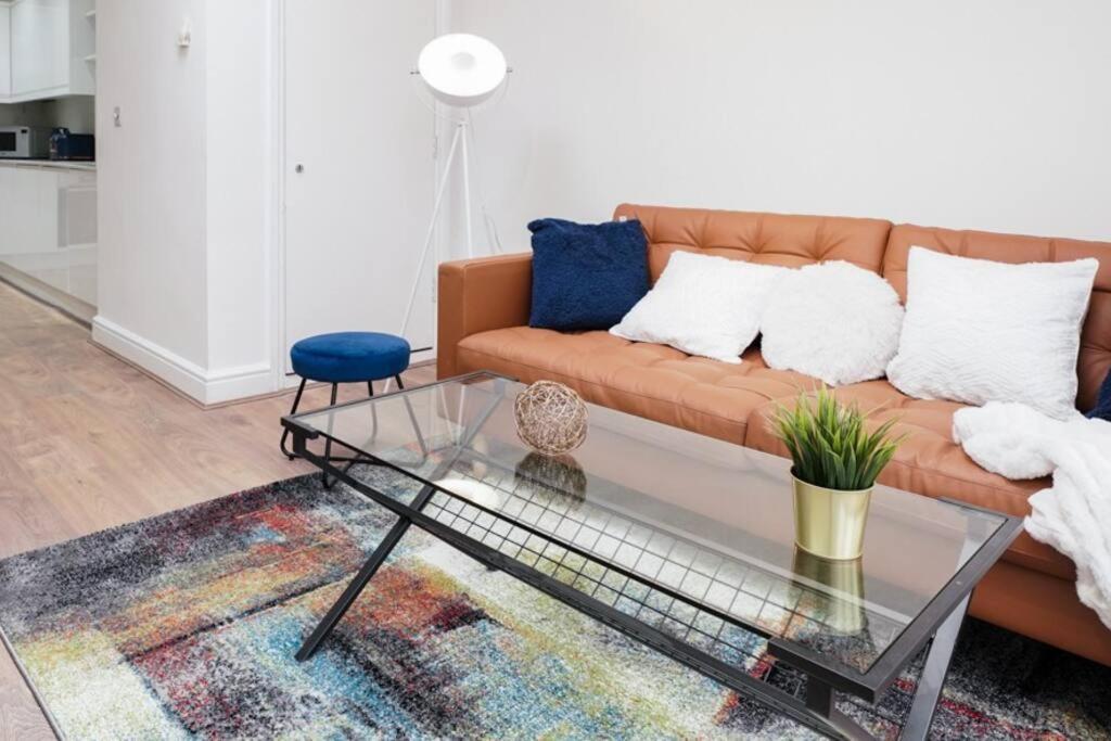 Newly Renovated Modern 4 Bed 3 Bath * London