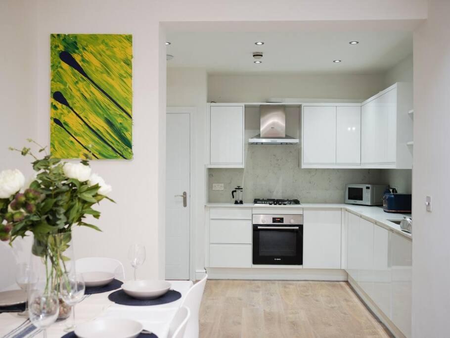 Newly Renovated Modern 4 Bed 3 Bath * London