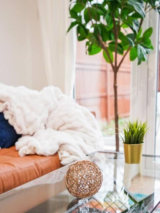 Newly Renovated Modern 4 Bed 3 Bath * Londen