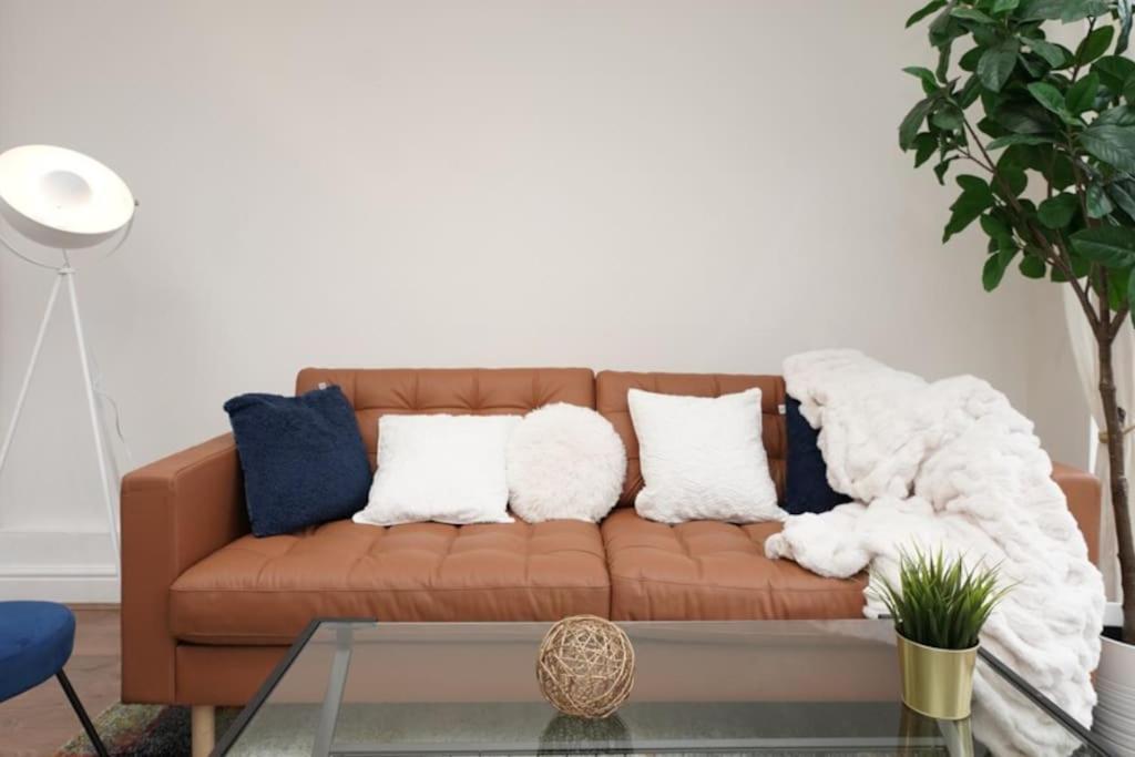 Newly Renovated Modern 4 Bed 3 Bath * Londen