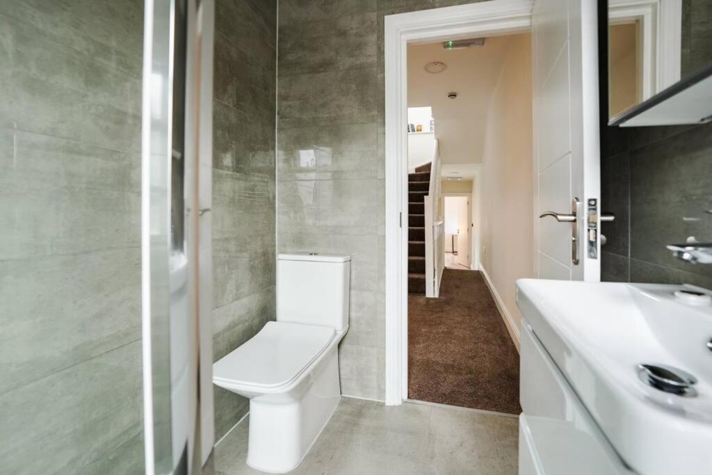 Apartment Newly Renovated Modern 4 Bed 3 Bath