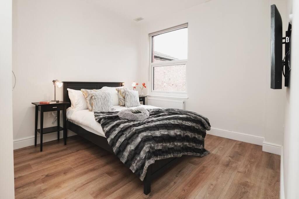 Apartment Newly Renovated Modern 4 Bed 3 Bath