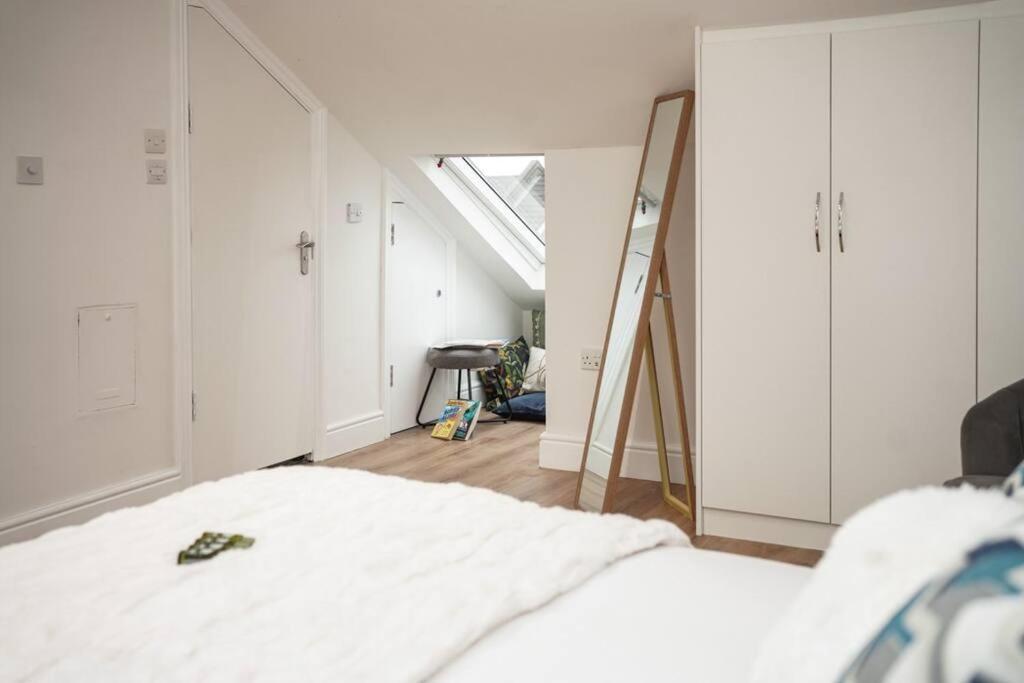 Apartment Newly Renovated Modern 4 Bed 3 Bath *