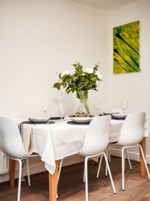 Apartment Newly Renovated Modern 4 Bed 3 Bath *