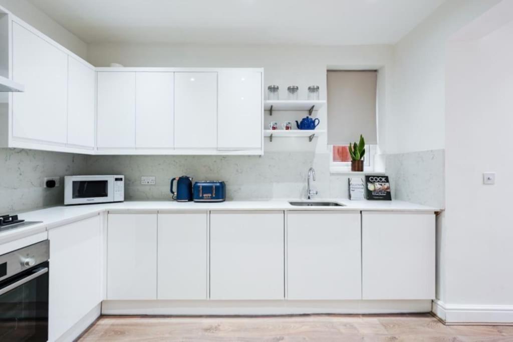 Newly Renovated Modern 4 Bed 3 Bath