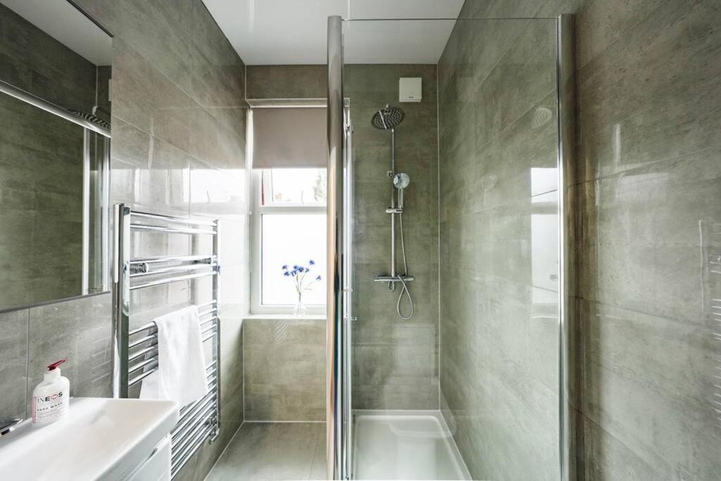 Newly Renovated Modern 4 Bed 3 Bath Apartment London