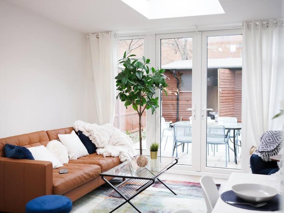 Newly Renovated Modern 4 Bed 3 Bath Apartment London