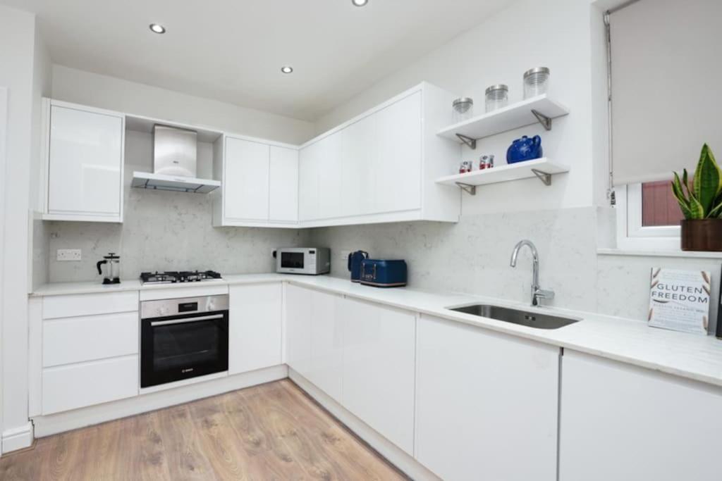 Apartment Newly Renovated Modern 4 Bed 3 Bath London