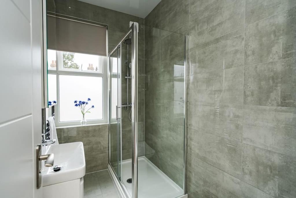 Newly Renovated Modern 4 Bed 3 Bath Apartment *