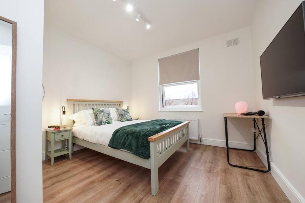 Newly Renovated Modern 4 Bed 3 Bath Appartement *