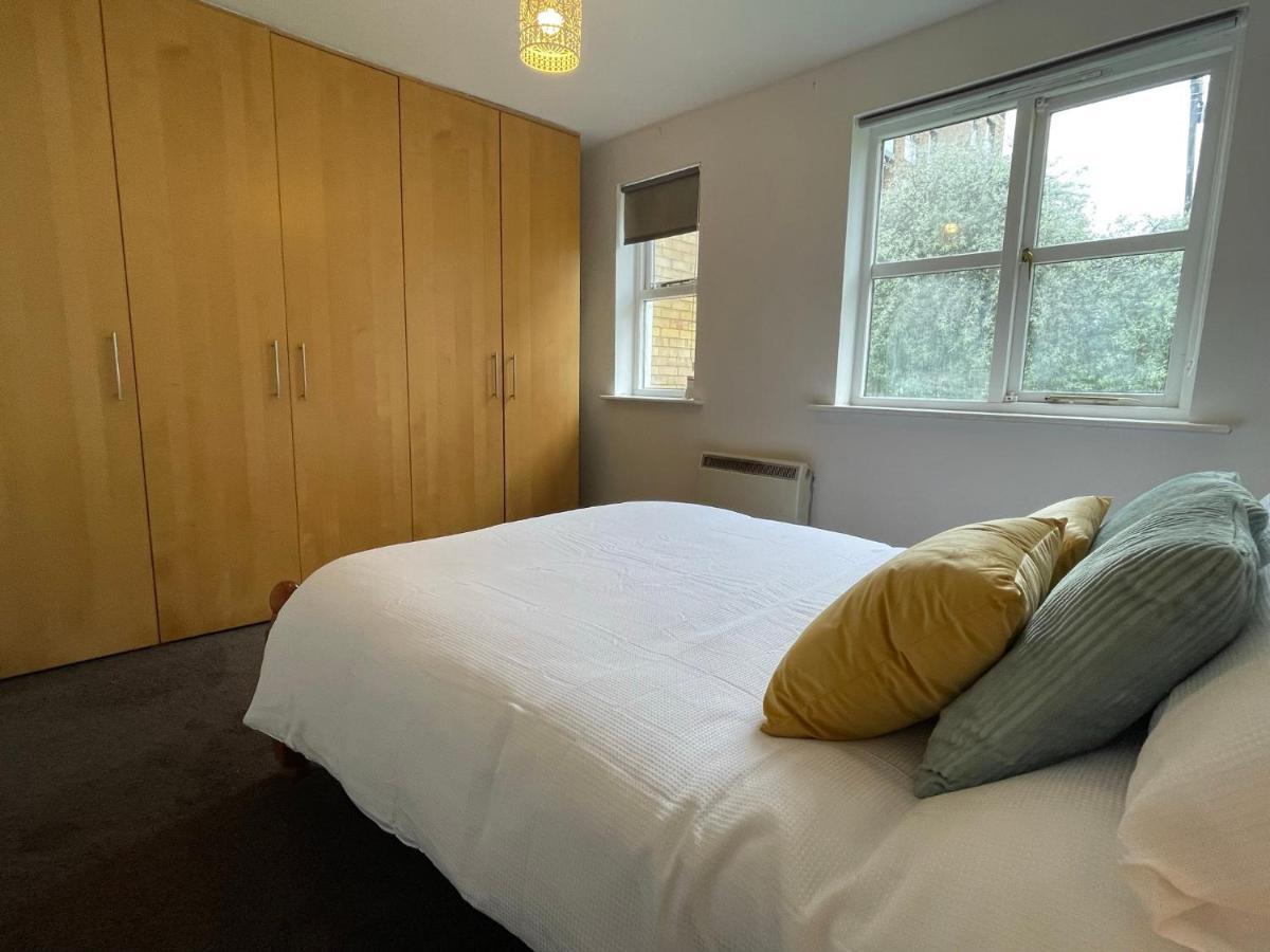 Surrey Docks Se16 Near Canada Water N Easy Access Canary Wharf Londres