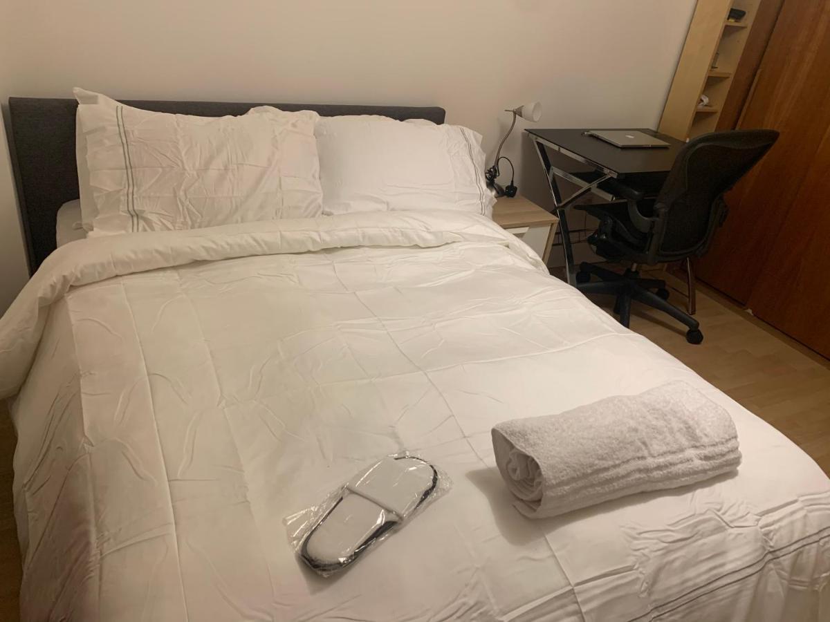 Lovely Room, Free Parking In Private Gated Place Londen