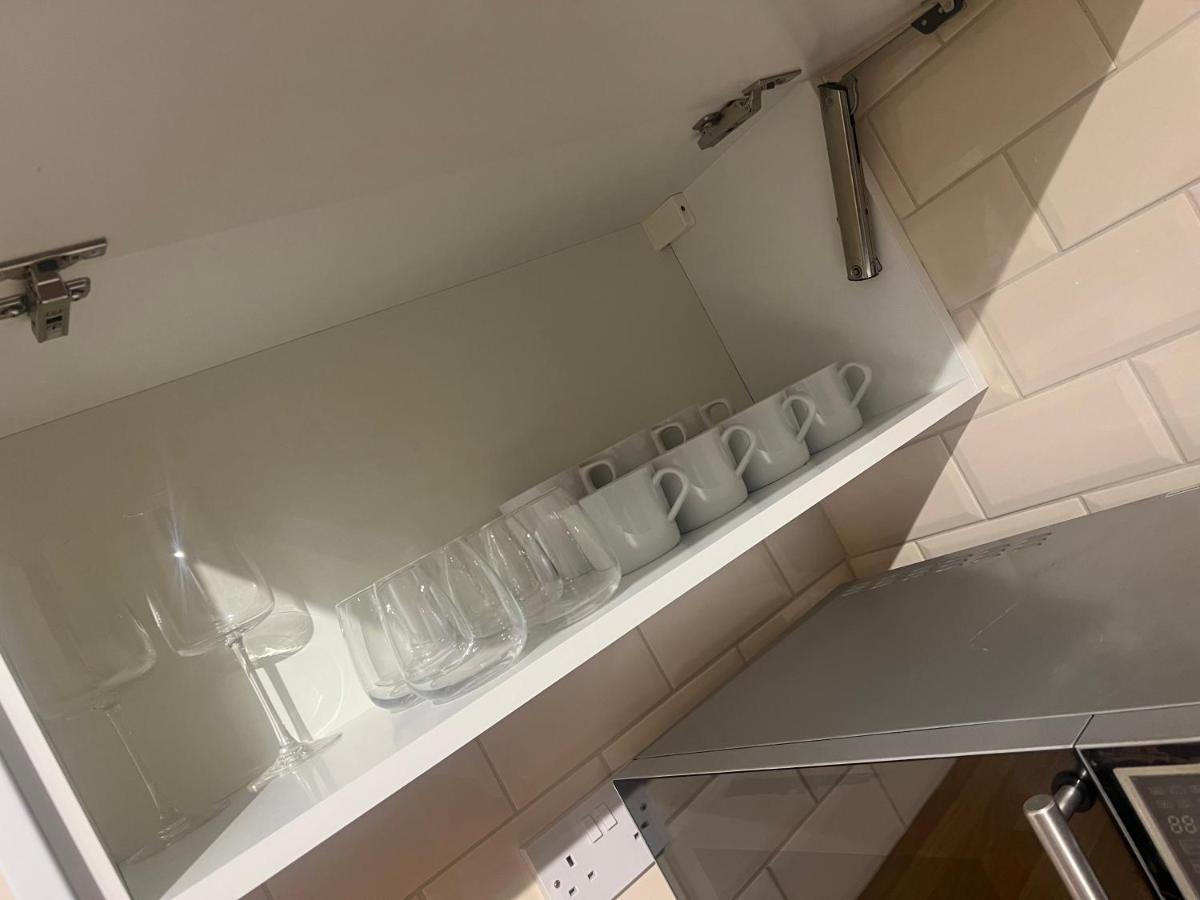 Large Modern Studio Flat Londres