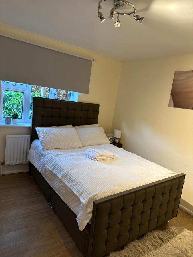 Apartment A Beautiful One Bedroom Within The Heart Of London..fully Furnished Close To Social Amenities.. *