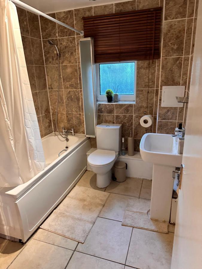 Apartment A Beautiful One Bedroom Within The Heart Of London..fully Furnished Close To Social Amenities.. *