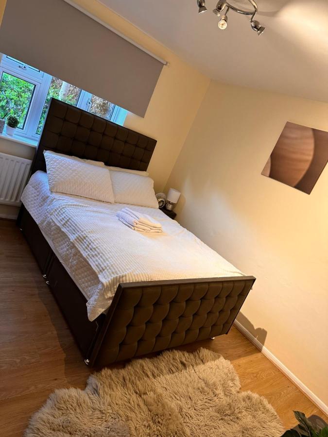 Apartamento A Beautiful One Bedroom Within The Heart Of London..fully Furnished Close To Social Amenities.. *