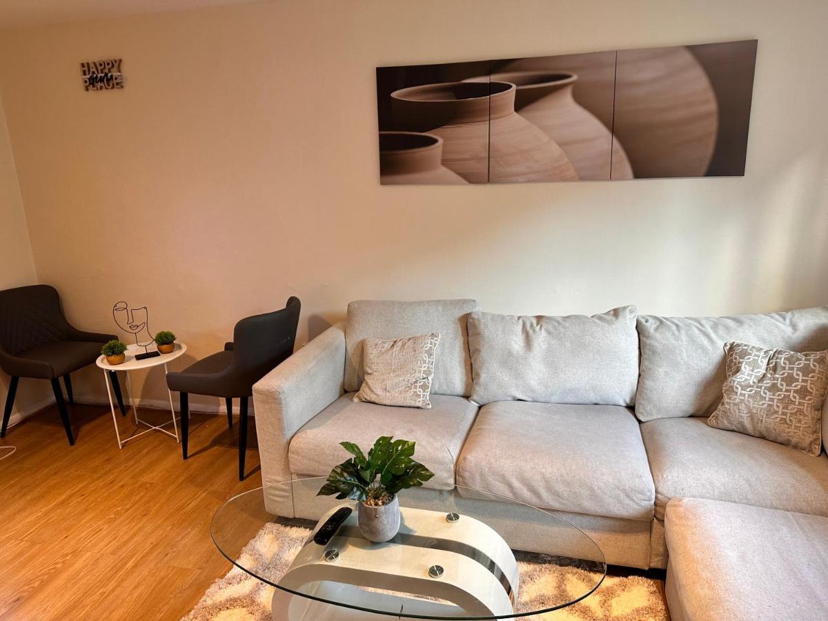 Apartment A Beautiful One Bedroom Within The Heart Of London..fully Furnished Close To Social Amenities.. *