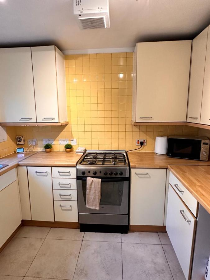 Apartamento A Beautiful One Bedroom Within The Heart Of London..fully Furnished Close To Social Amenities.. *